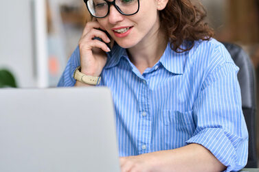 Beraterin am Telefon