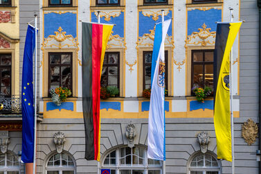 Flaggen (Europa, Bundesrepublik Deutschland, Freistaat Bayern, Stadt Coburg) vor dem Coburger Rathaus