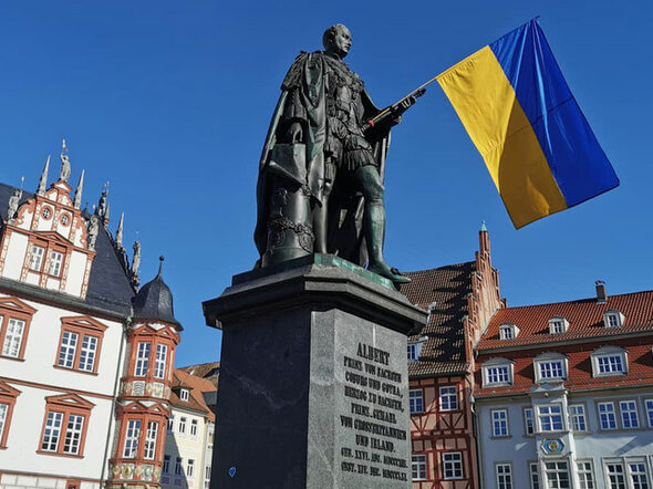 Prinz-Albert-Denkmal mit Ukraineflagge