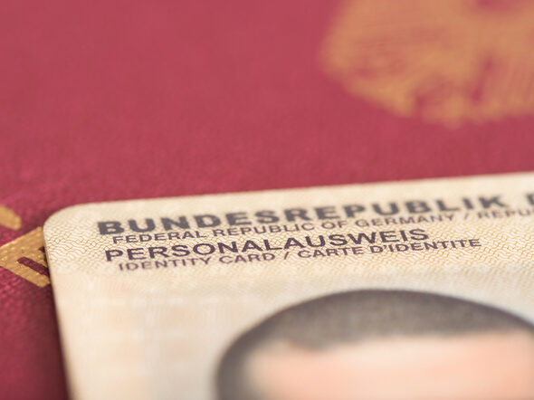 Ein Personalausweis liegt auf einem Reisepass