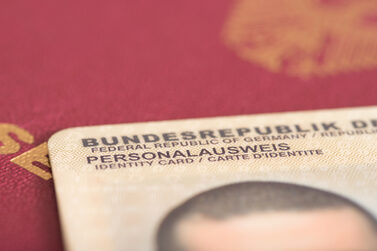 Ein Personalausweis liegt auf einem Reisepass