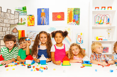 Eine Gruppe Kinder im Kindergarten mit Spielzeug