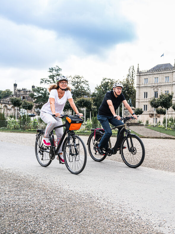 Fahrradfahrer vor Schloss Ehrenburg