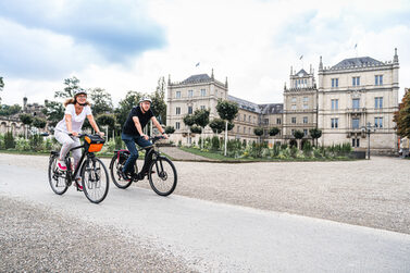 Fahrradfahrer vor Schloss Ehrenburg