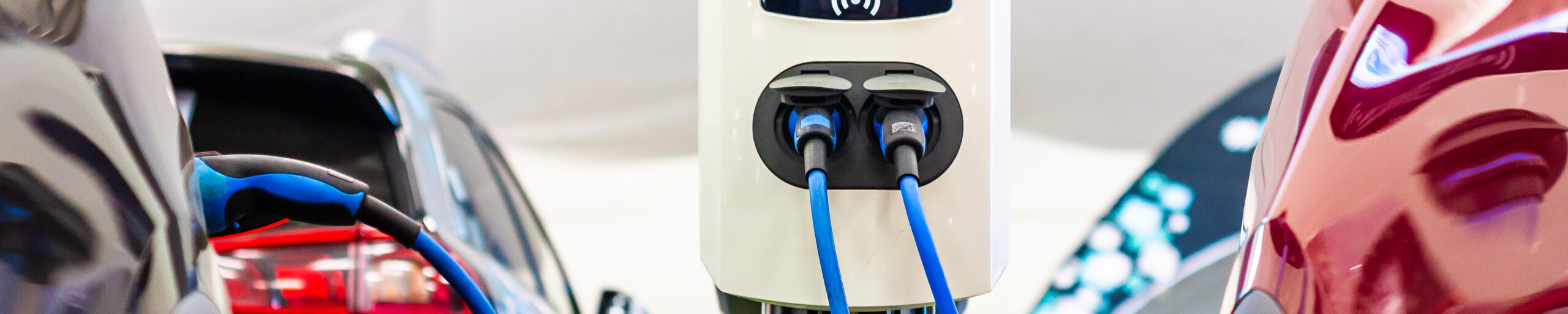 Autos laden an einer Elektroladestelle