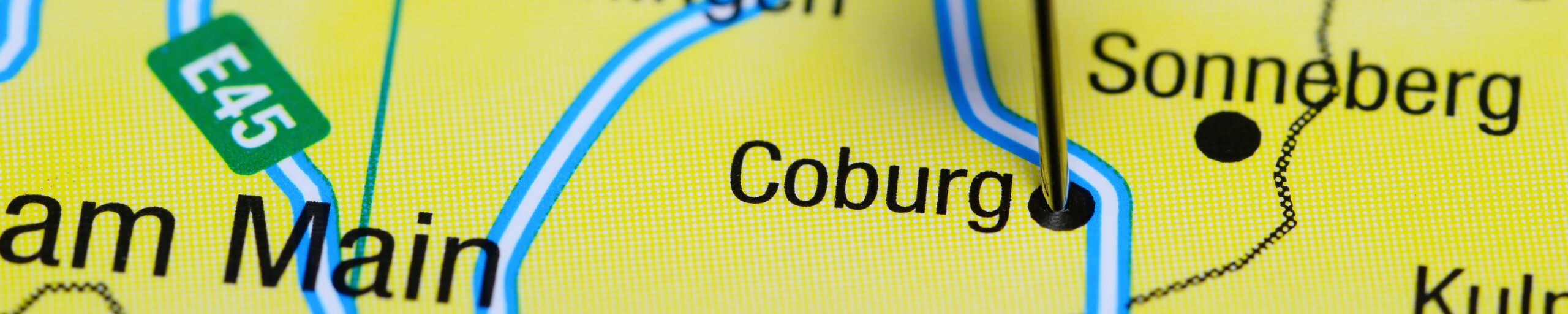 Eine Karte, die Stadt Coburg ist mit einer Stecknadel markiert.