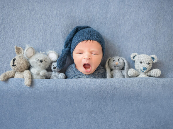 Neugeborener Junge mit Teddys
