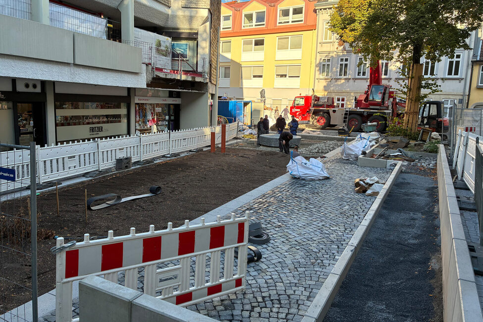 Ein Bereich des Freiherr-von-Stockmar-Platzes ist gepflastert.