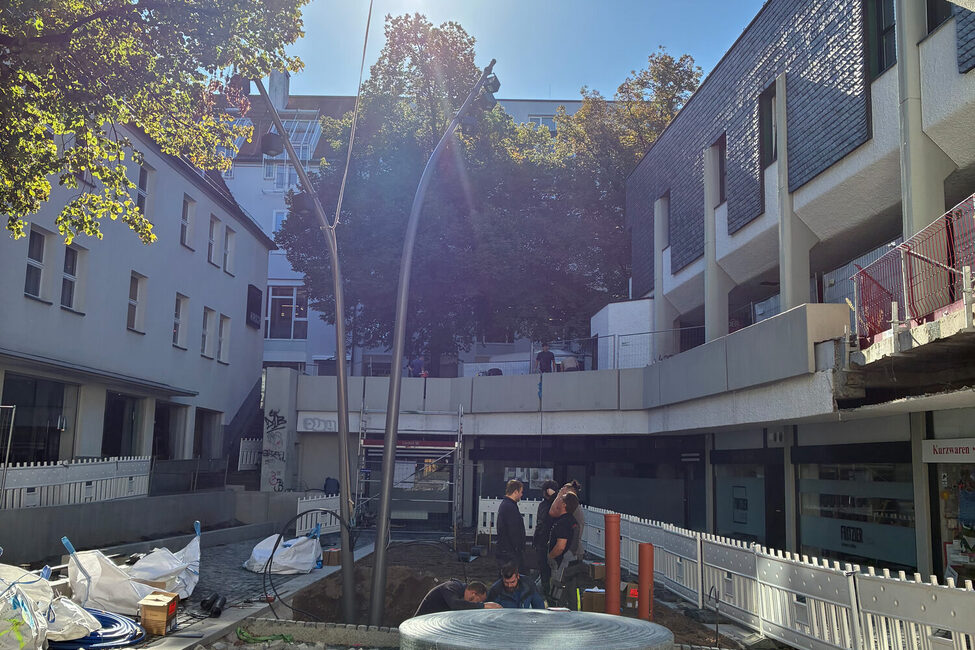 Der Brunnen hat seinen neuen Platz erreicht.