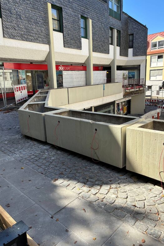 Die Pflanztröge oberhalb des Platzes erhalten eine Elektroinstallation.