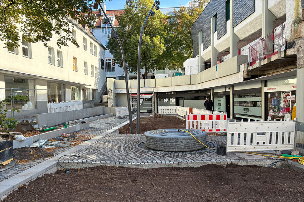 Brunnen und Lichtstele wurden aufgestellt