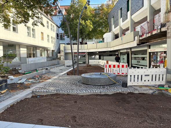 Brunnen und Lichtstele wurden aufgestellt