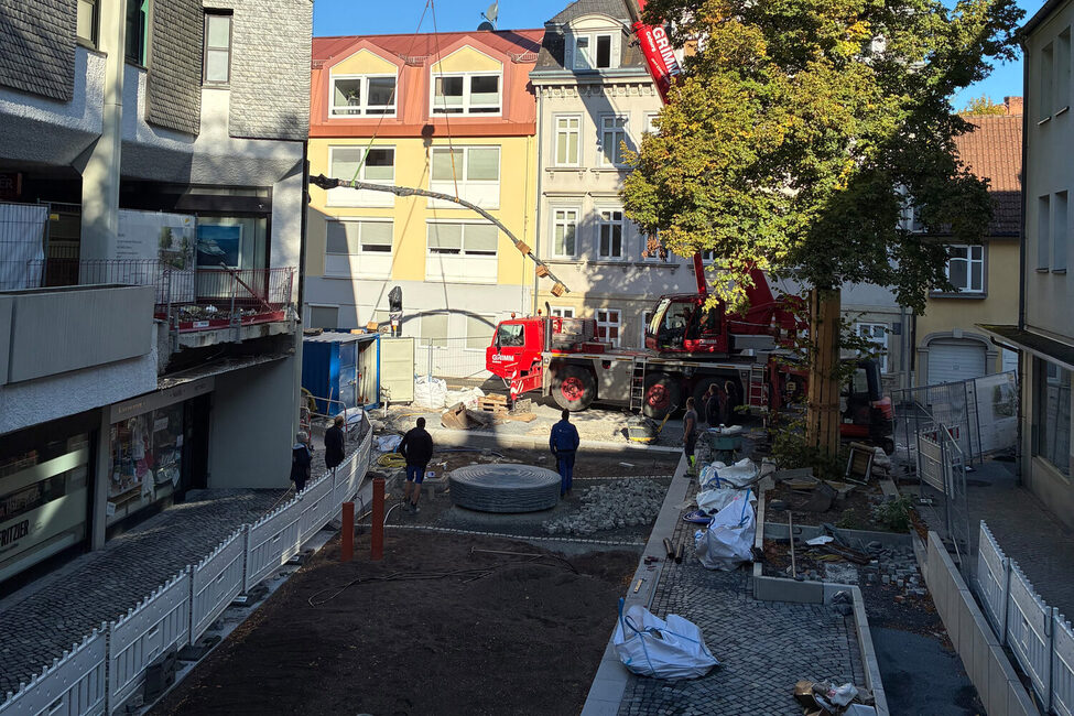 Lichtstele wird auf den Freiherr-von-Stockmar-Platz gehoben.
