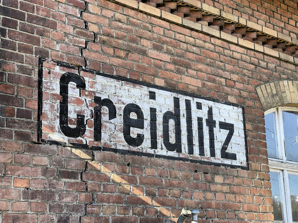 Nahaufnahme des Schriftzuges Creidlitz am Creidlitzer Bahnhof