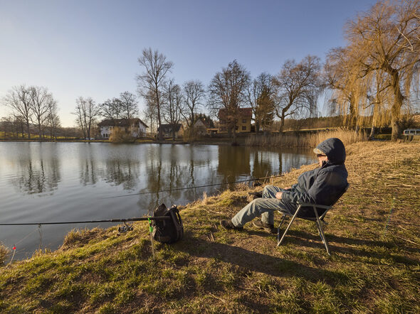 Ein Angler an einem Teich in Neu- und Neershof
