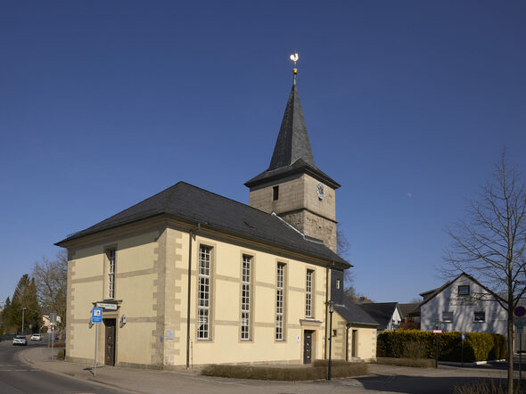 Rückansicht einer Kirche in Scheuerfeld