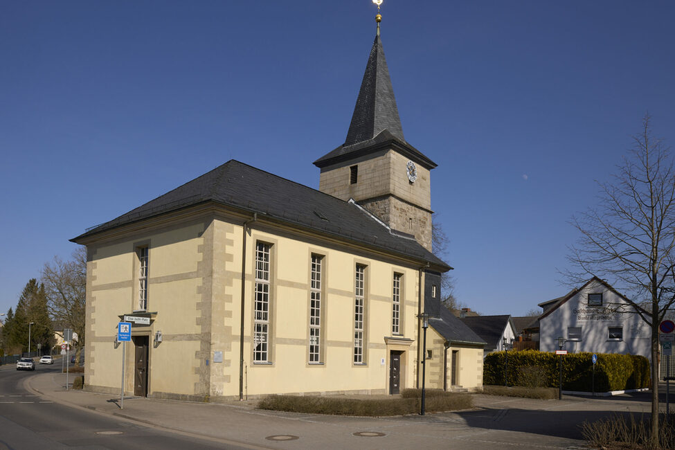 Rückansicht einer Kirche in Scheuerfeld