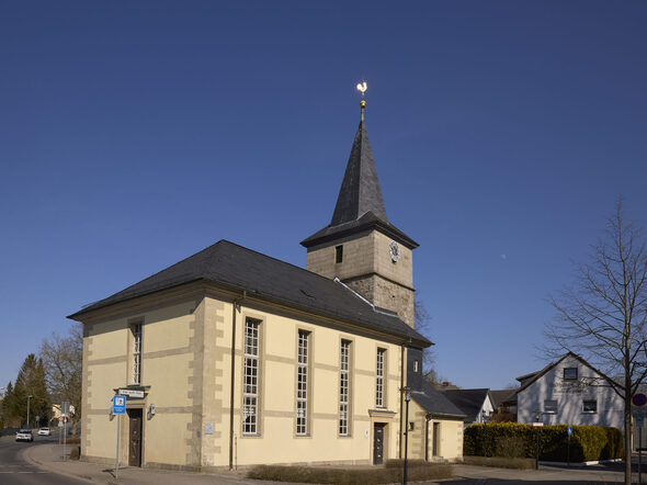 Rückansicht einer Kirche in Scheuerfeld