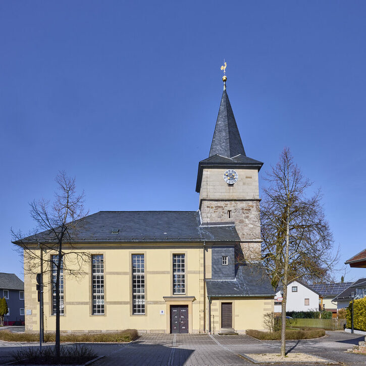 Vorderansicht einer Kirche in Scheuerfeld