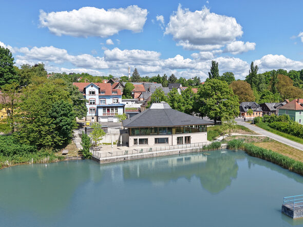Haus am See vom Wolfgangsee aus gesehen