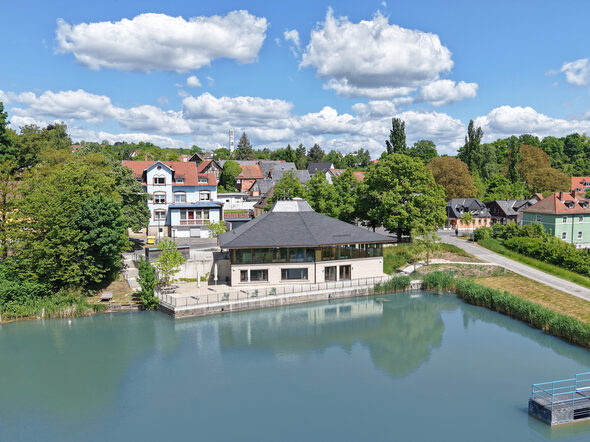 Haus am See vom Wolfgangsee aus gesehen