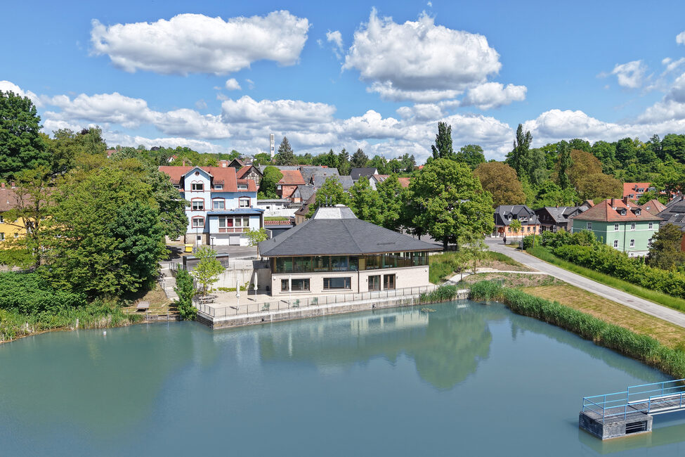 Haus am See vom Wolfgangsee aus gesehen