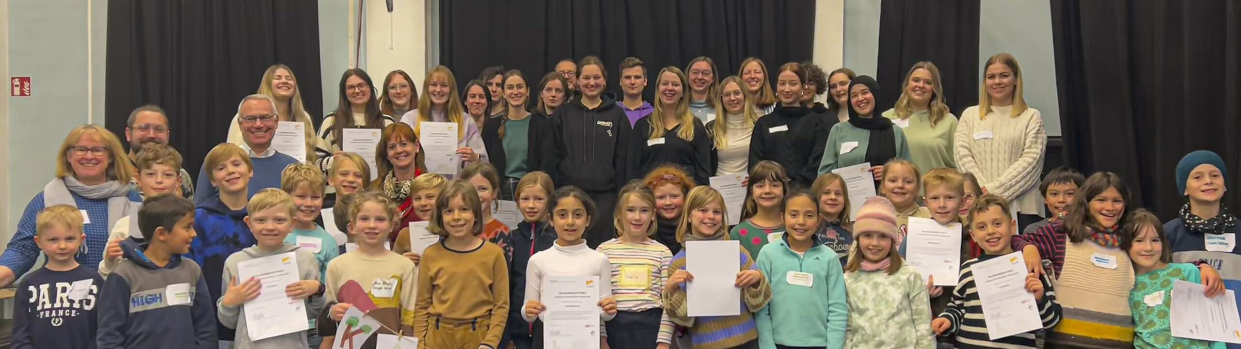 Grundschulkinder, Studierende der HS Coburg und das Bündnis Coburg - die Familienstadt legen den Kinderstadtplan neu auf.