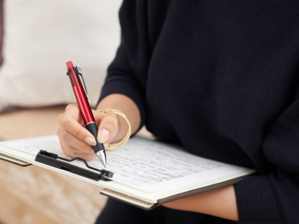 Eine Frau füllt einen Fragebogen aus