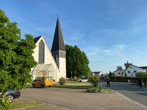 Blick auf die Kirche St. Marien und die Straße Spittelleite