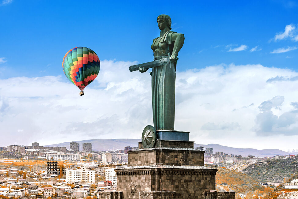 Ein Blick über Yerevan. Im Vordergrund die Statue "Mutter Armenien".