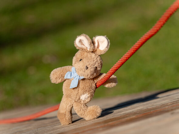 Osterhase auf Spielplatz Neuses