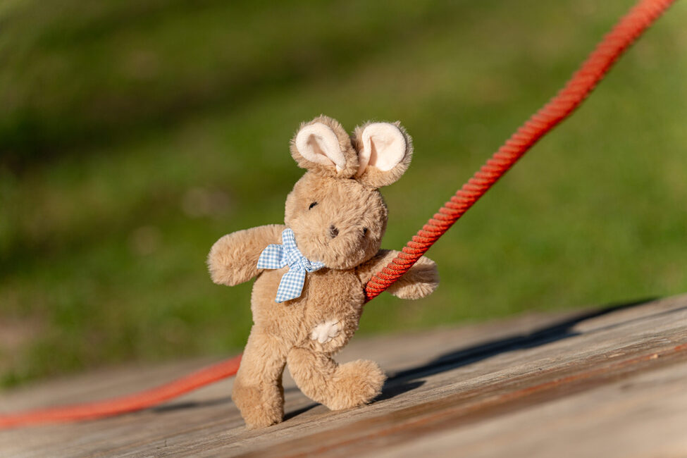 Osterhase auf Spielplatz Neuses