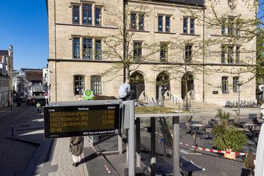 Blick auf die grüne Bushaltestelle