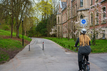 Radfahrerin fährt in die Fahrradstraße Allee in Coburg.