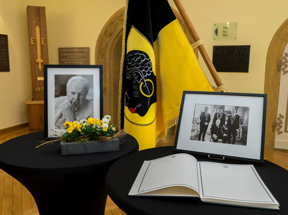 Ein Kondolenzbuch für Andreas Prinz von Sachsen-Coburg und Gotha liegt aktuell im Rathaus aus.