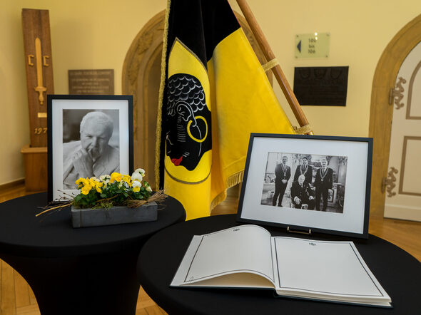 Ein Kondolenzbuch für Andreas Prinz von Sachsen-Coburg und Gotha liegt aktuell im Rathaus aus.
