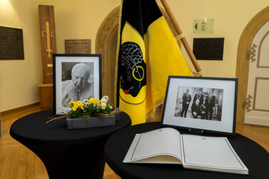 Ein Kondolenzbuch für Andreas Prinz von Sachsen-Coburg und Gotha liegt aktuell im Rathaus aus.