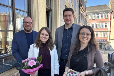Landrat Sebastian Straubel (hinten links) und Oberbürgermeister Dominik Sauerteig begrüßen Eileen Gerstner (vorne links) als neue Geschäftsführerin der Coburg Stadt und Land aktiv GmbH