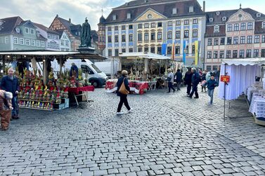 Zum Ostermarkt kommen immer zahlreiche Händler*innen auf den Marktplatz.
