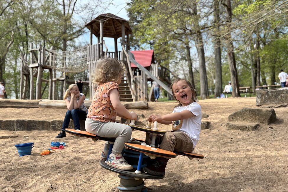 Kinder spielen auf dem Spielplatz im Hofgarten