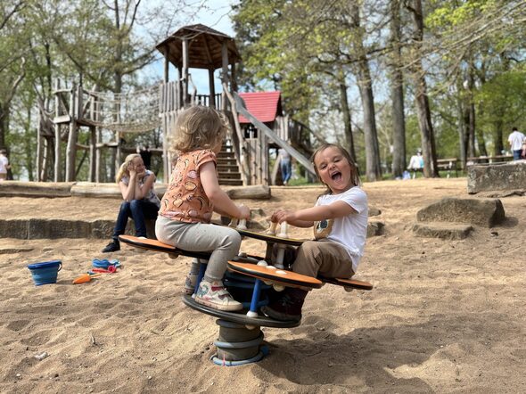 Kinder spielen auf dem Spielplatz im Hofgarten