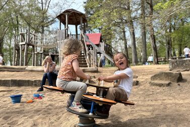 Kinder spielen auf dem Spielplatz im Hofgarten