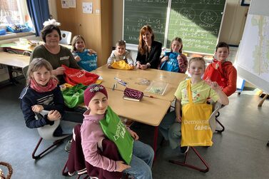 Kinder der Grundschule Creidlitz engagieren sich in einer AG als Stadtteilforscher - hier mit Quartiersmanagerin Olga Biryukov und Stabsstellenleiterin Bianca Haischberger.