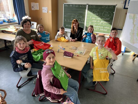 Kinder der Grundschule Creidlitz engagieren sich in einer AG als Stadtteilforscher - hier mit Quartiersmanagerin Olga Biryukov und Stabsstellenleiterin Bianca Haischberger.