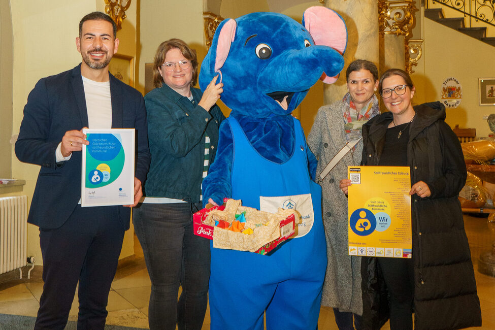 3. Bürgermeister Can Aydin nimmt die Auszeichnung als Stillfreundliche Kommune entgegen.