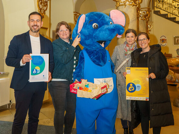 3. Bürgermeister Can Aydin nimmt die Auszeichnung als Stillfreundliche Kommune entgegen.