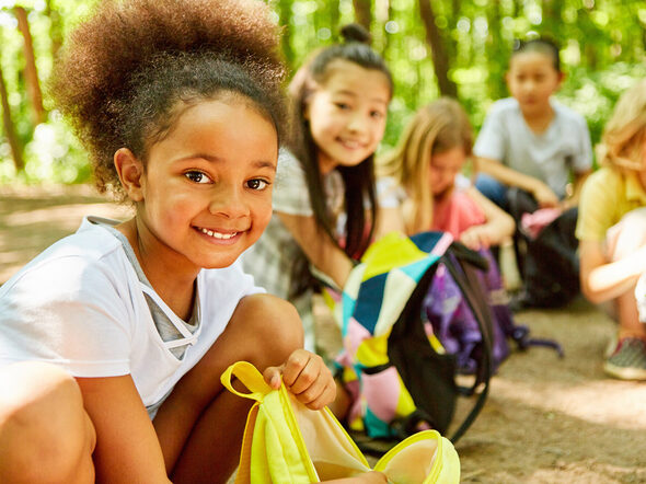 Eine Schulklasse beim Wandertag.