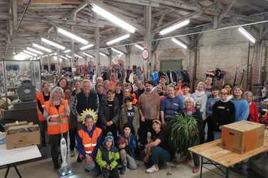 Viele engagierte Ehrenamtliche helfen dabei den Warentauschtag in der Pakethalle zu organisieren.