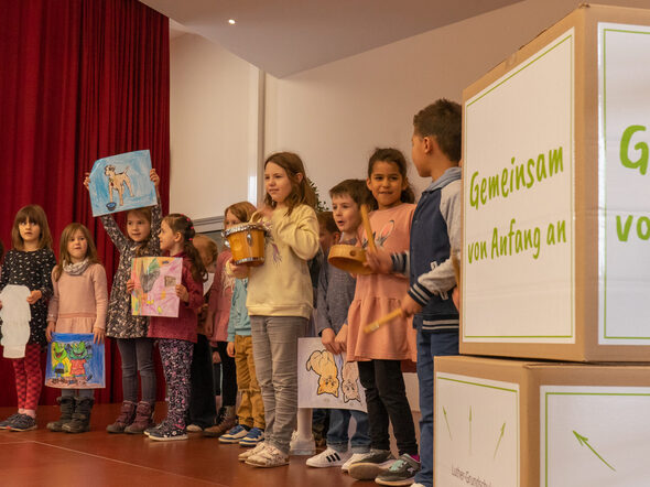 Mit Musik bereichern die Kinder die Eröffnungsfeier.