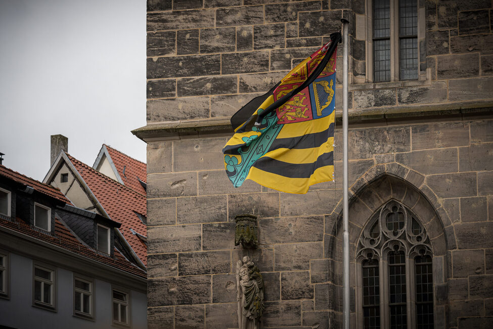 Trauerfeier Prinz Andreas - die Familienflagge wehte vor der Morizkirche.